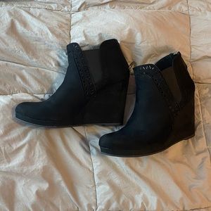Daisy Fuentes Black Wedge Booties